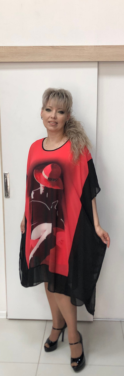 Летнее нарядное платье-двойка с оригинальным принтом