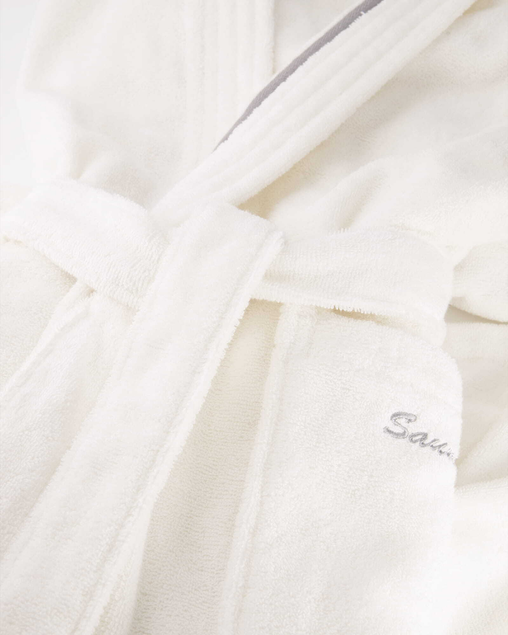 Халат с капюшоном женский Cawo Sauna Time 832 67 белый