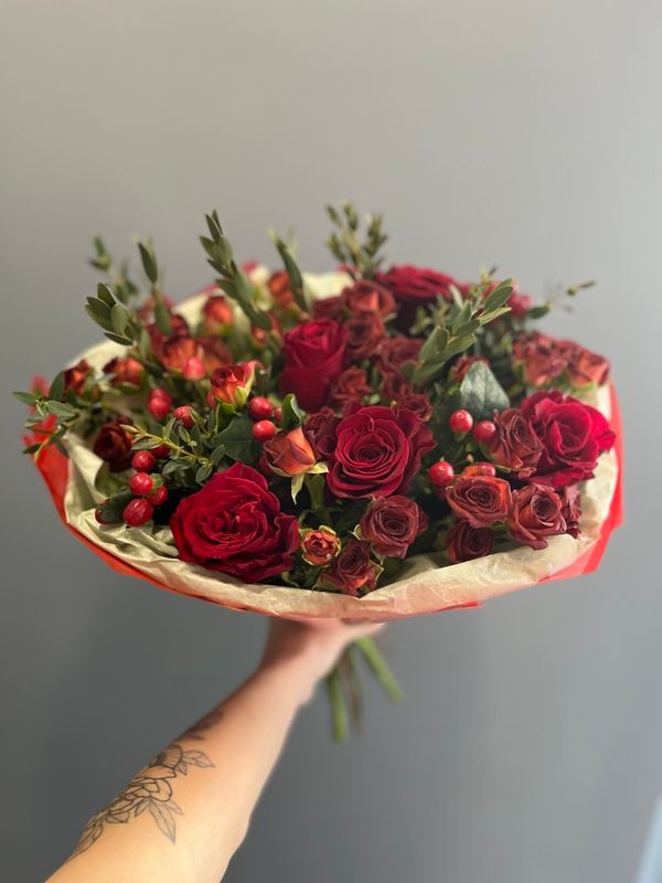 Стильный букет с  добавлением гиперикума и кустовых роз
