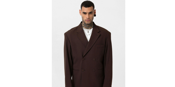 А костюм -то двубортный.