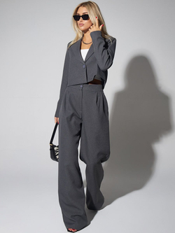 Костюм деловой брючный с укороченным пиджаком бежевого цвета