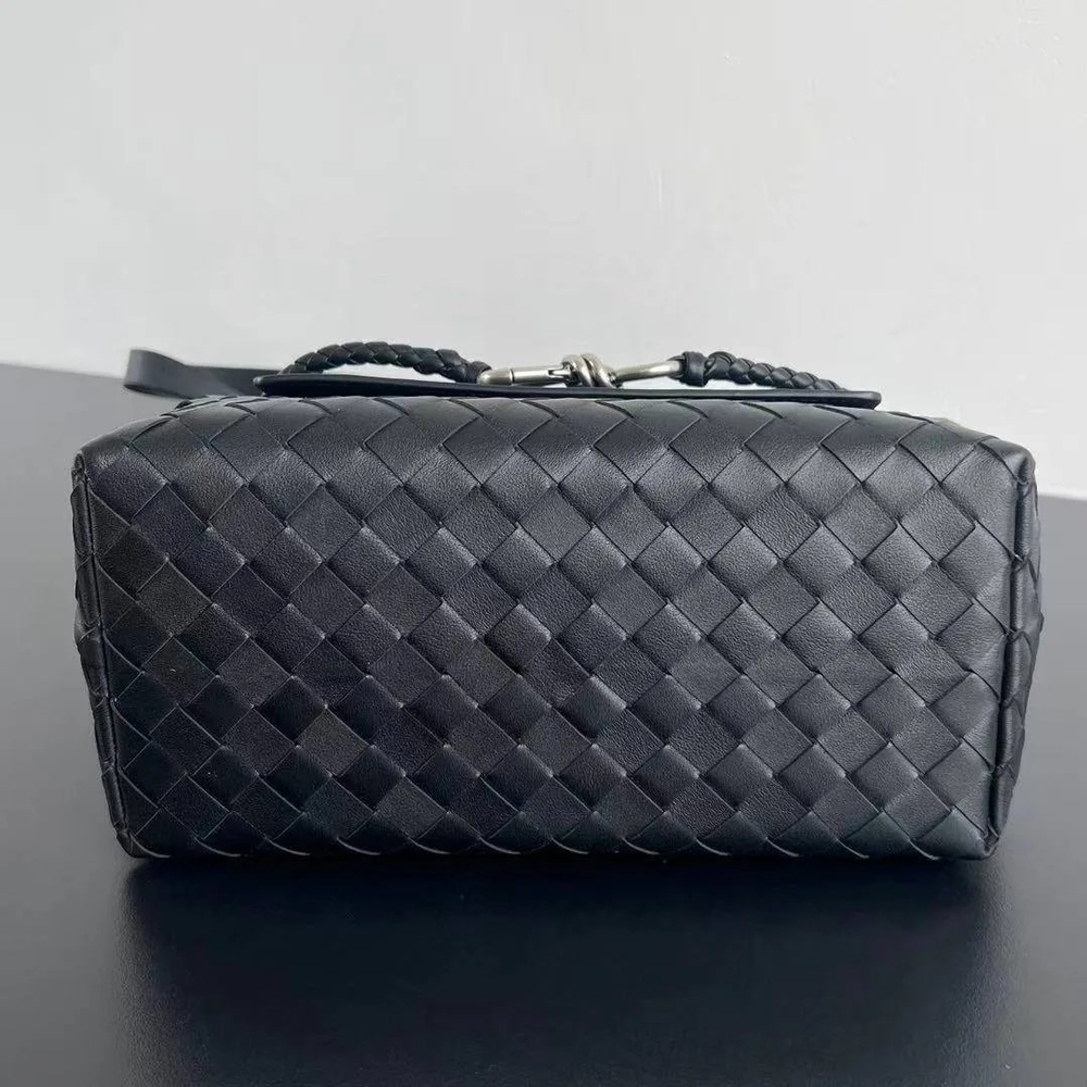 Черная сумка-мессенджер Bottega Veneta Andiamo Small