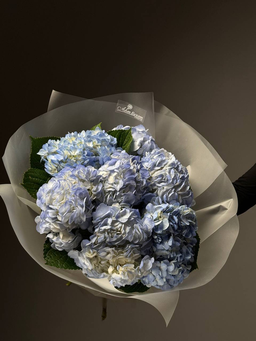 Букет из голубых гортензий