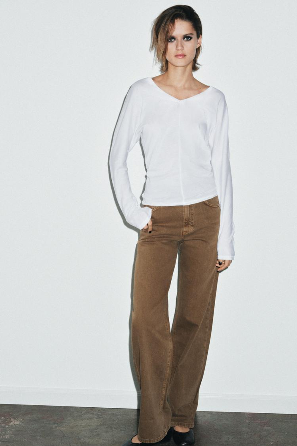 ZARA ХЛОПКОВАЯ ФУТБОЛКА С V-ОБРАЗНЫМ ВЫРЕЗОМ, БЕЛЫЙ