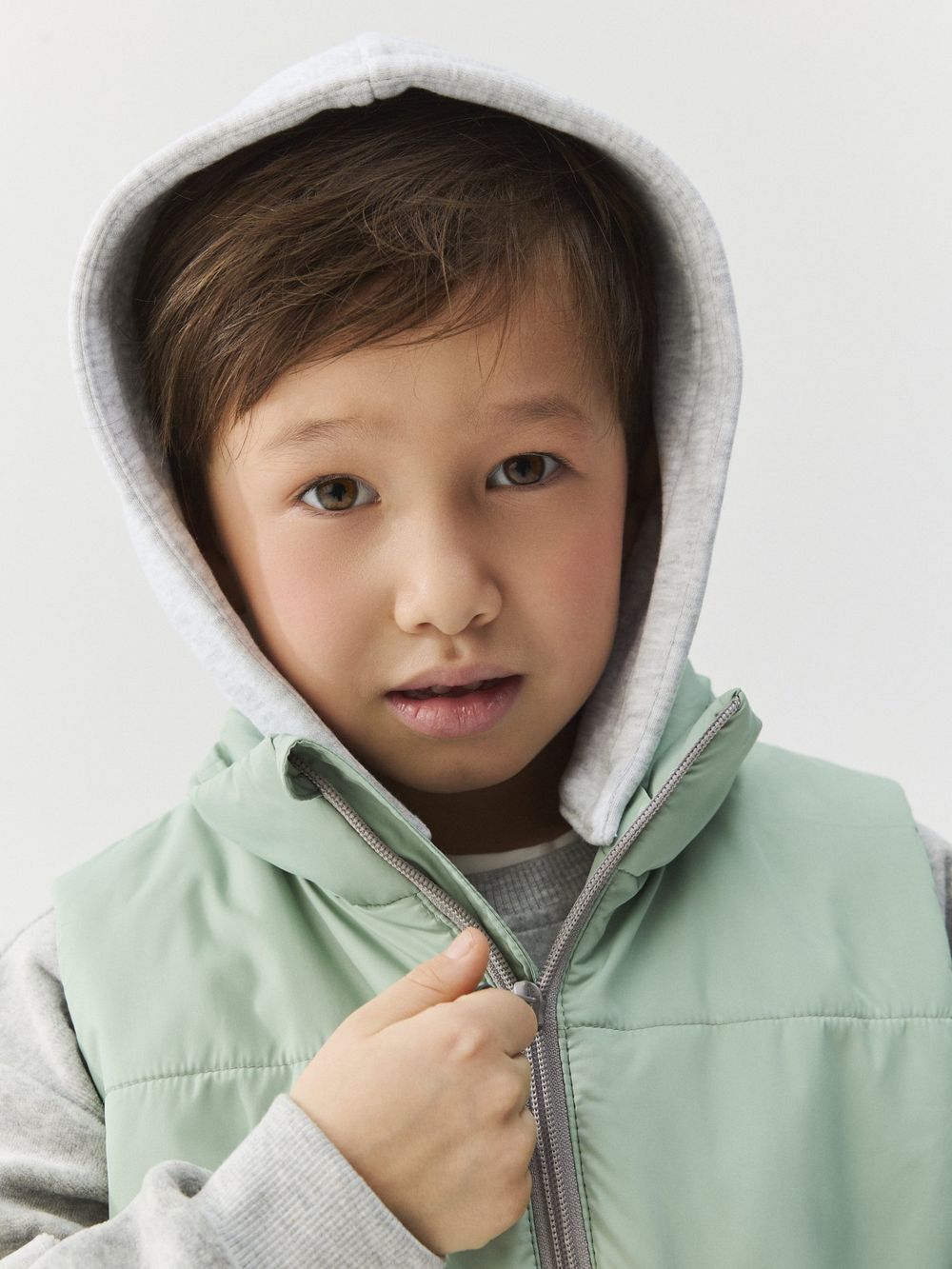 Жилет на молнии с капюшоном "Ментол"