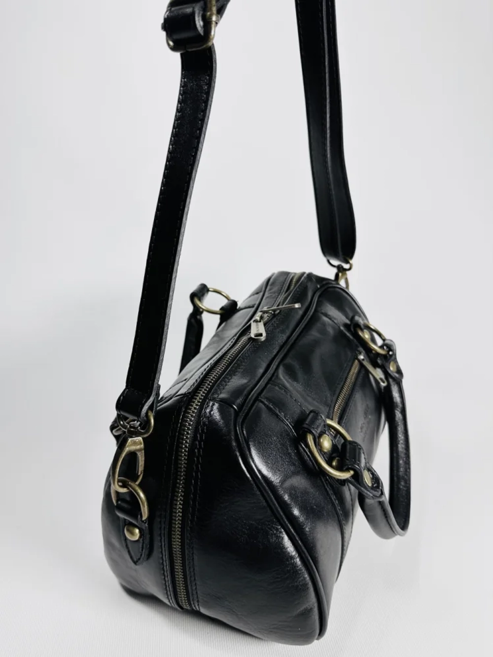 Женская сумка-саквояж из натуральной кожи черного цвета