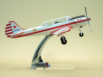 Модель самолета Як-52 (М1:30, ДОСААФ СССР,с выпущенными шасси)