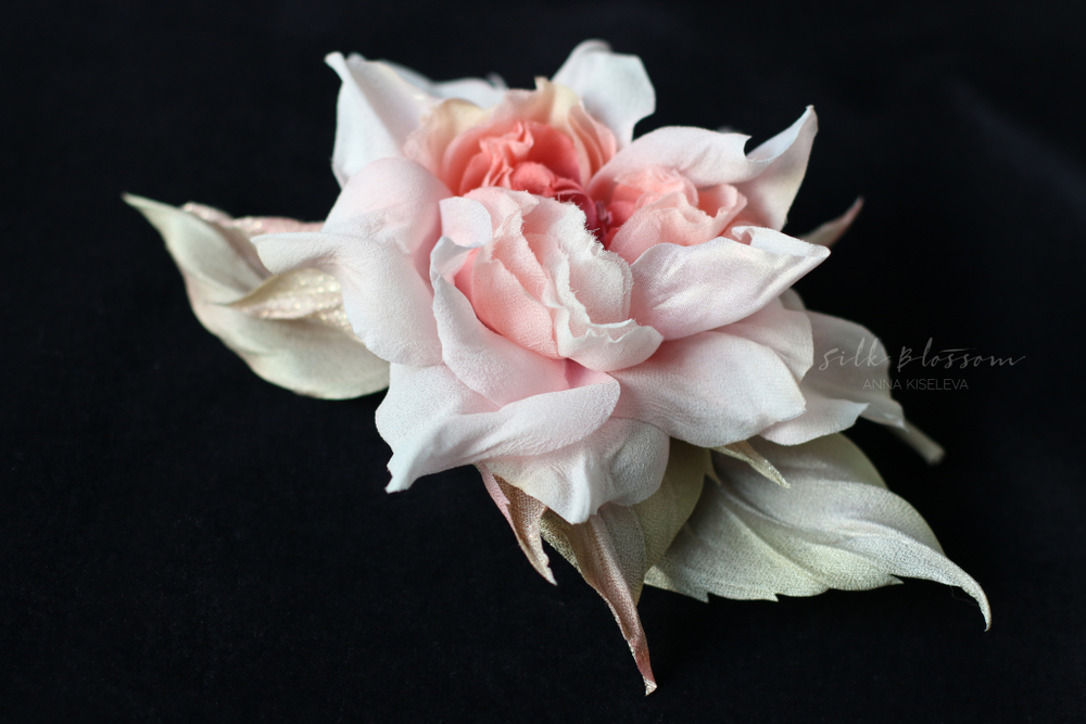 Брошь из шелка Роза Colette