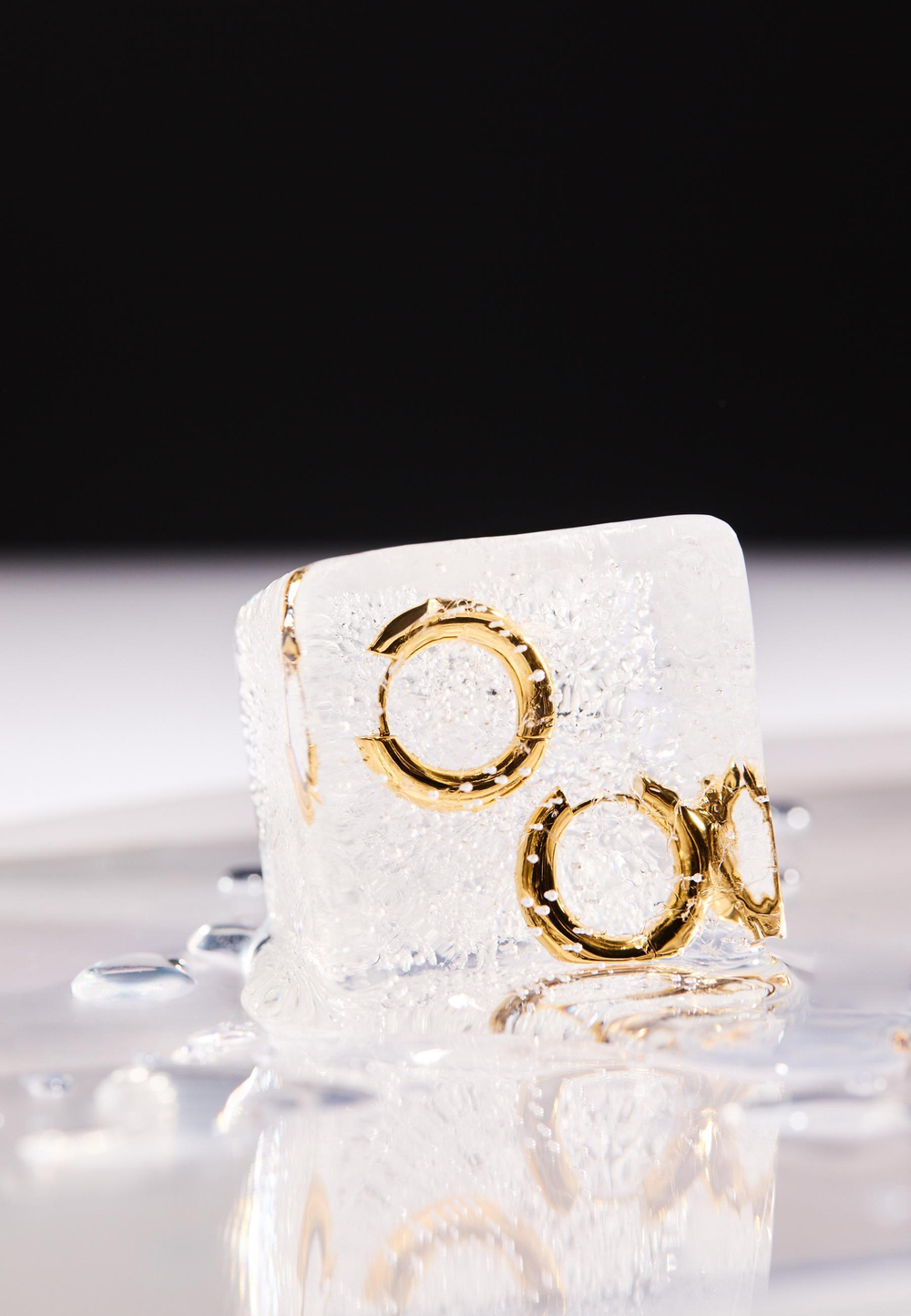 STRADIVARIUS Набор из 2 водонепроницаемых серег-колец и звезд, желтый