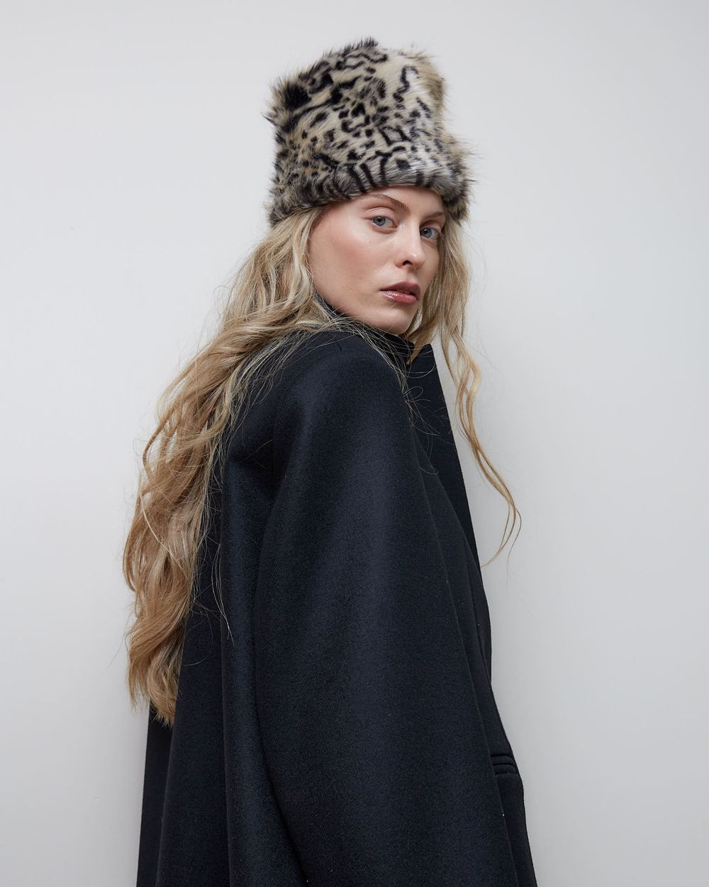 Шапка-цилиндр из искусственного меха Стелла Маккартни с принтом рысь