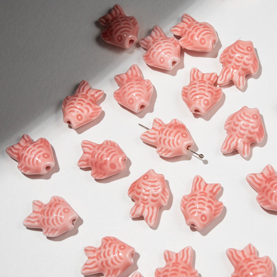 Бусина в форме рыбки, 19*15мм, розовая, глазурированный фарфор