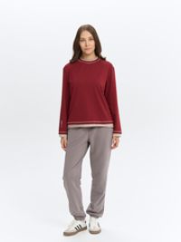 Лонгслив "НЕ идеальная" с контрастной отделкой женский