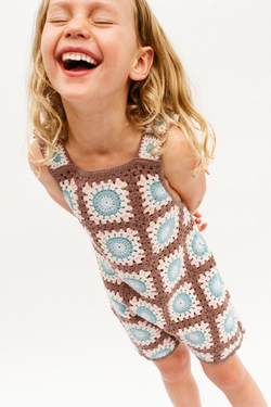 ZARA ТРИКОТАЖНЫЙ КОМБИНЕЗОН С КРУЖЕВОМ КРОШЕ, КОРИЧНЕВЫЙ