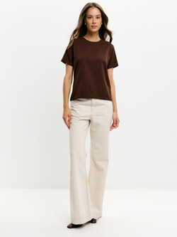 Классическая базовая футболка полуприлегающего силуэта