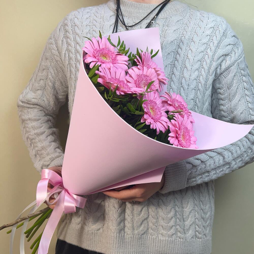 Нежный розовый букет из мини Гербер в упаковке с зеленью