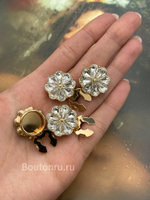 Накладки на пуговицы золотистые в форме цветка со стразами (клипсы)