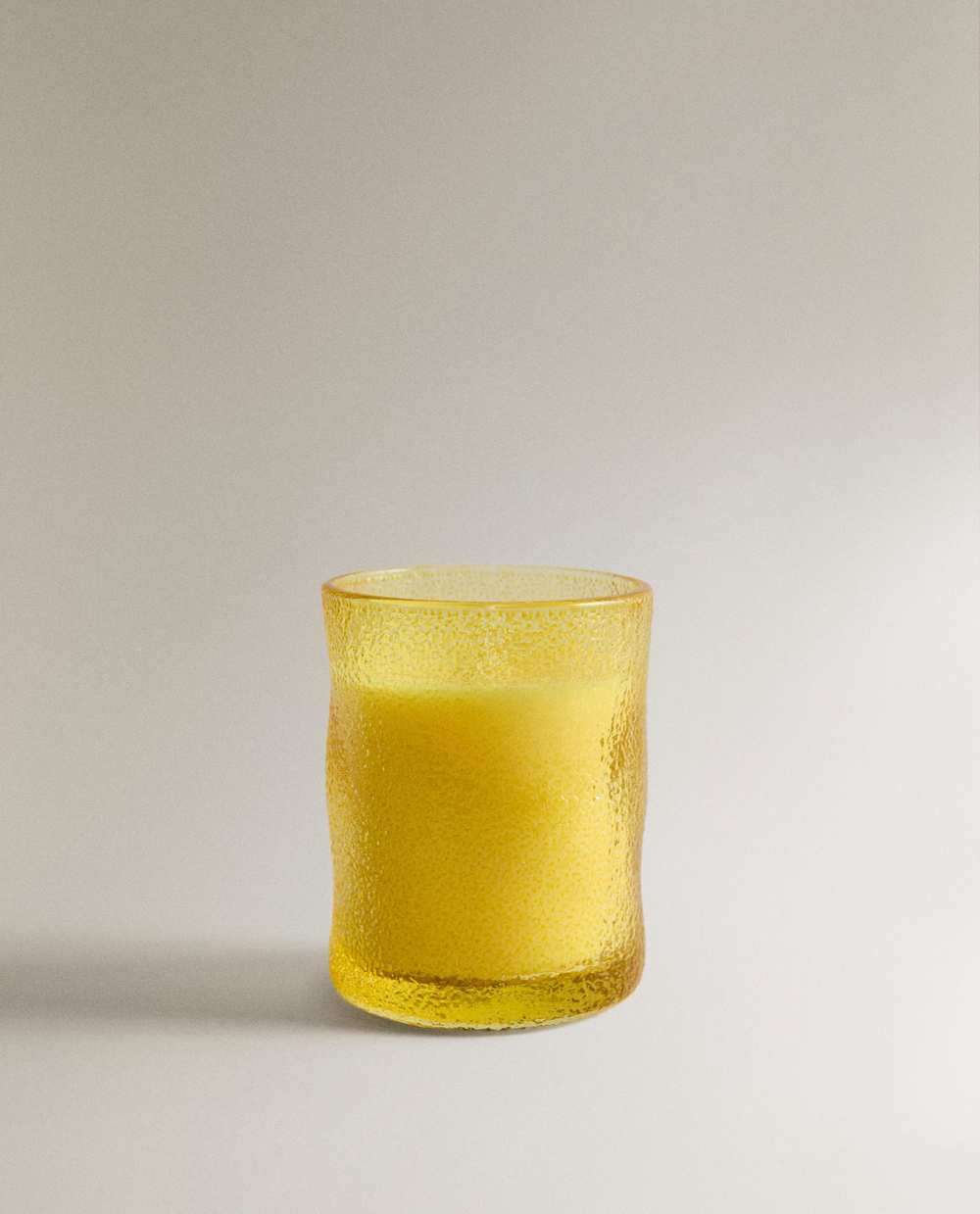 Zara Home Свеча ароматическая GINGER LEMON 155 г, растительный воск, аромат цитрусово-пряный свежий, Жёлтый