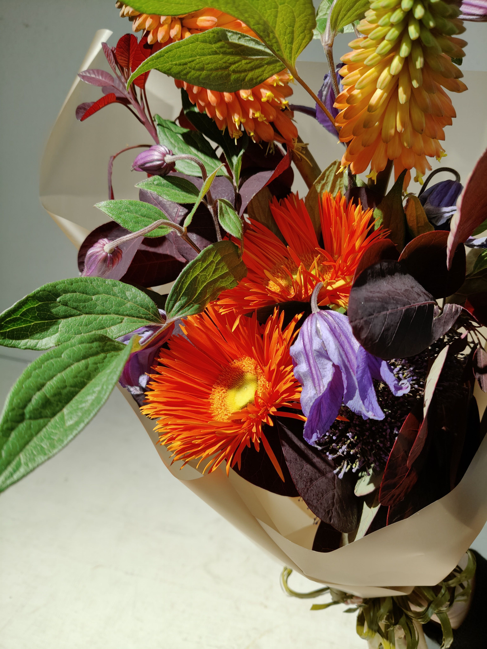 Летний солнечный букет с танацетумом и ароматными пионами Сара Бернард (С0034)