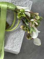 Свадебный букет из белых калл, хелеборуса, лизиантуса и зеленого амаранта