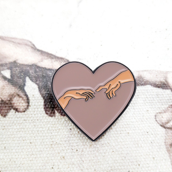 Значок металлический Сотворение Адама. В сердце, р-р 2,8х3см