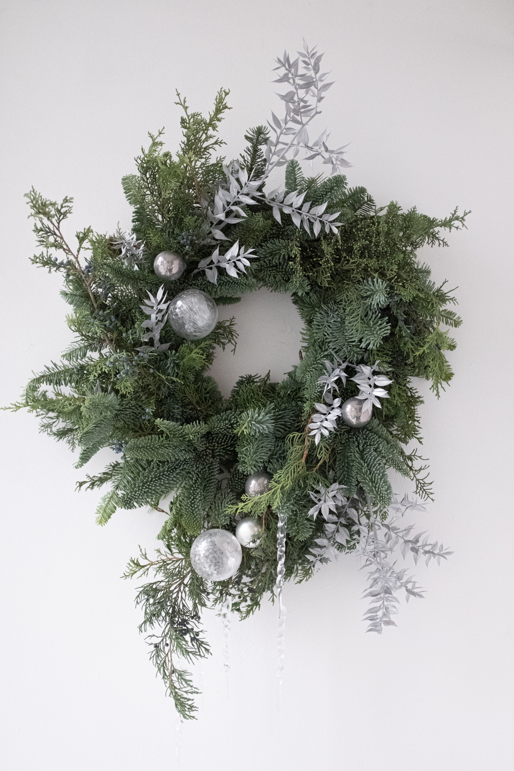 Рождественский венок с серебряным декором