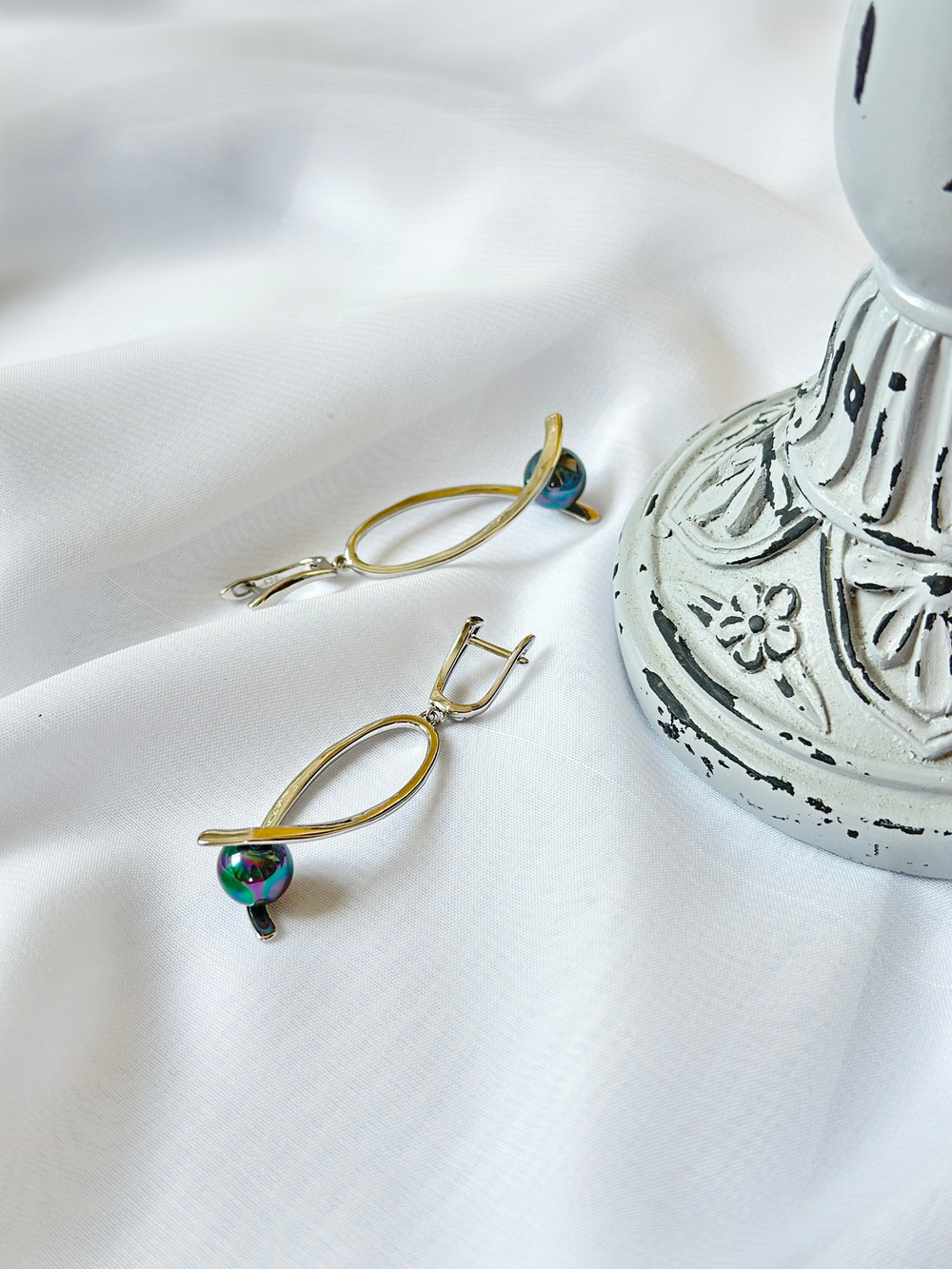 Серьги большие треугольники с темной радужной жемчужиной, оттенок серебро