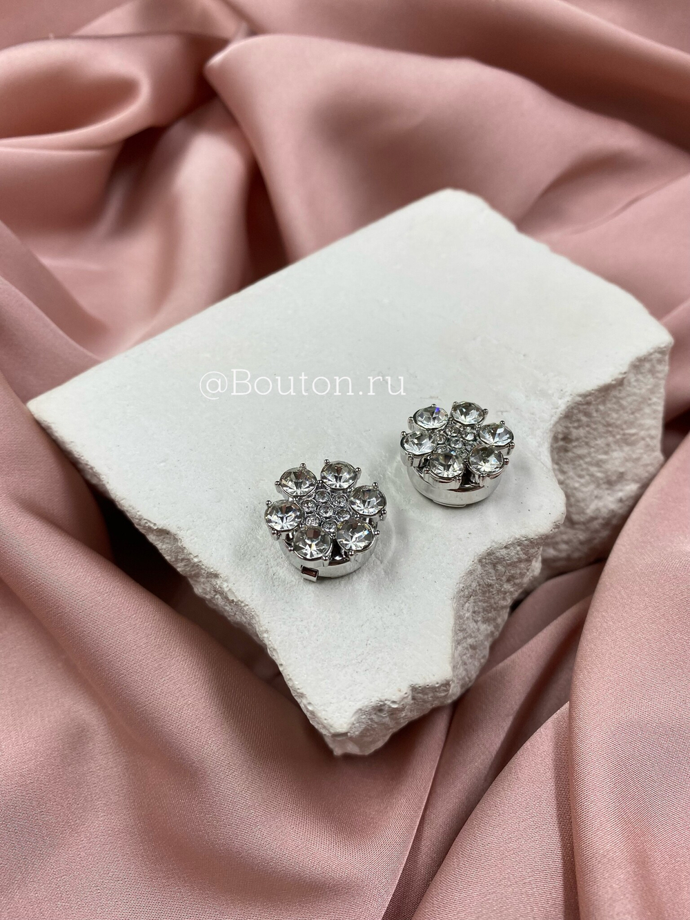 Накладка на пуговицу серебряные со стразами