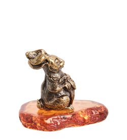 Народные промыслы AM-1535 Фигурка «Зайчик с морковкой» (латунь, янтарь)