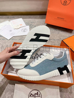 Женские кроссовки Hermes Bouncing голубого цвета с буквой на подошве