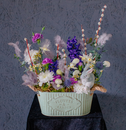 166. Нежная праздничная композиция с гиацинтами и нарциссами