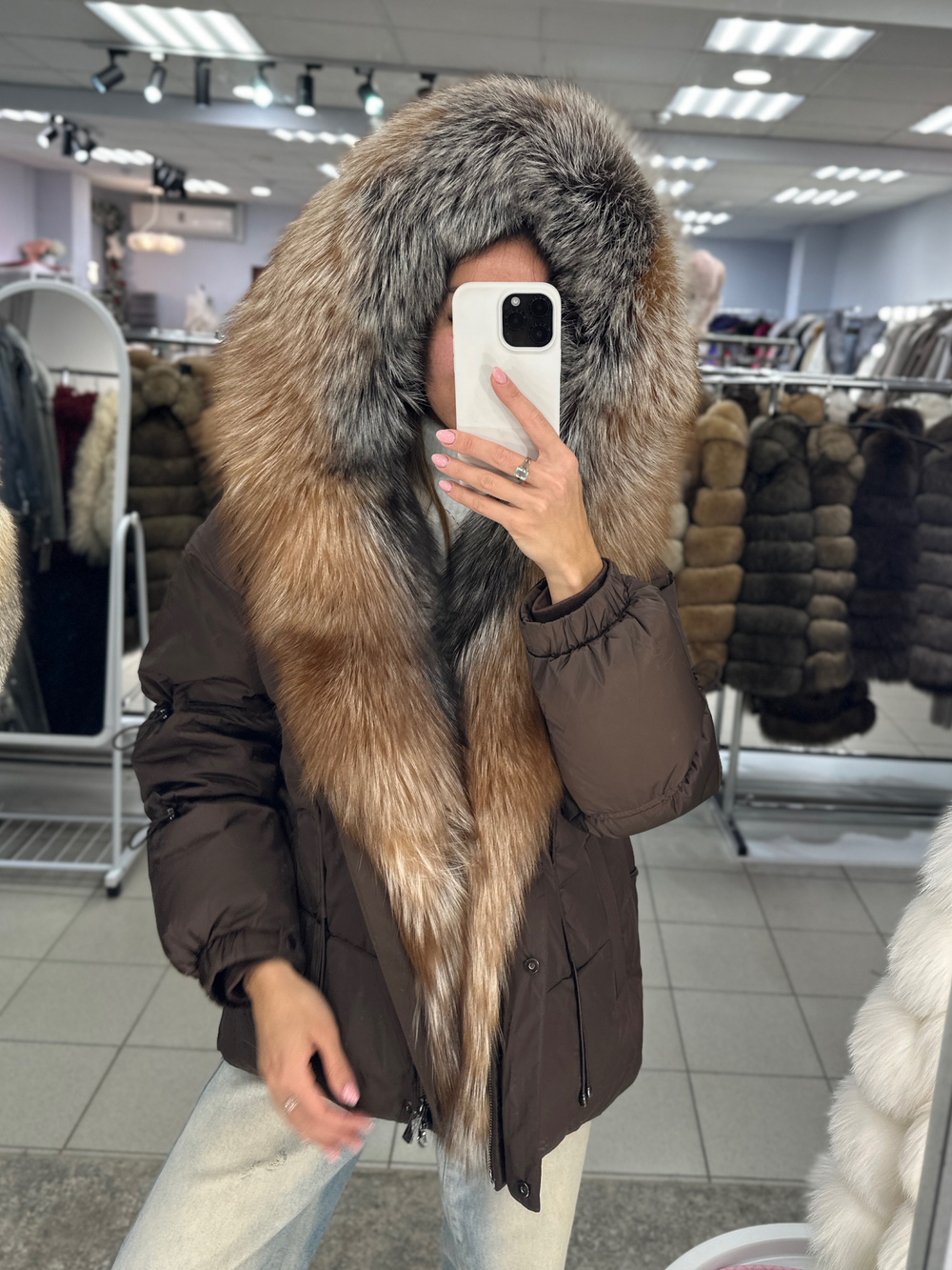 Пуховик в шоколадном цвете с мехом лисы «крестовка»