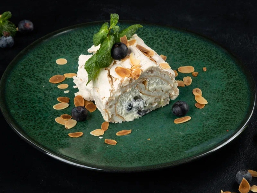 Меренговый рулет с ягодами