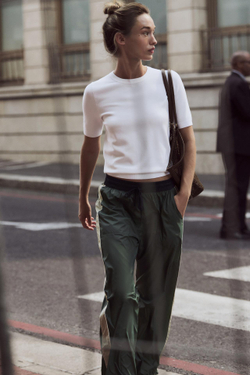 ZARA БАЗОВЫЙ ОДНОТОННЫЙ ТРИКОТАЖНЫЙ ТОП С КОРОТКИМИ РУКАВАМИ, БЕЛЫЙ