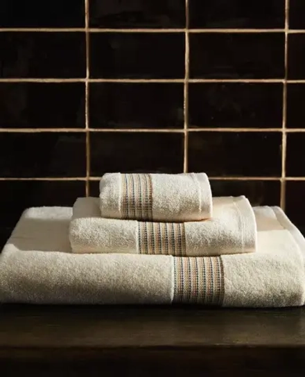 ZARA HOME ПОЛОТЕНЦЕ С КОНТРАСТНОЙ ДЕТАЛЬЮ, ЖЕЛТОВАТО-БЕЛЫЙ