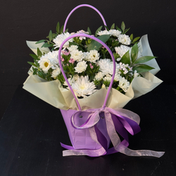 Сумочка с хризантемой и сортовой гвоздикой