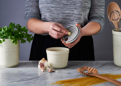 Емкость для хранения чеснока с теркой innovative kitchen