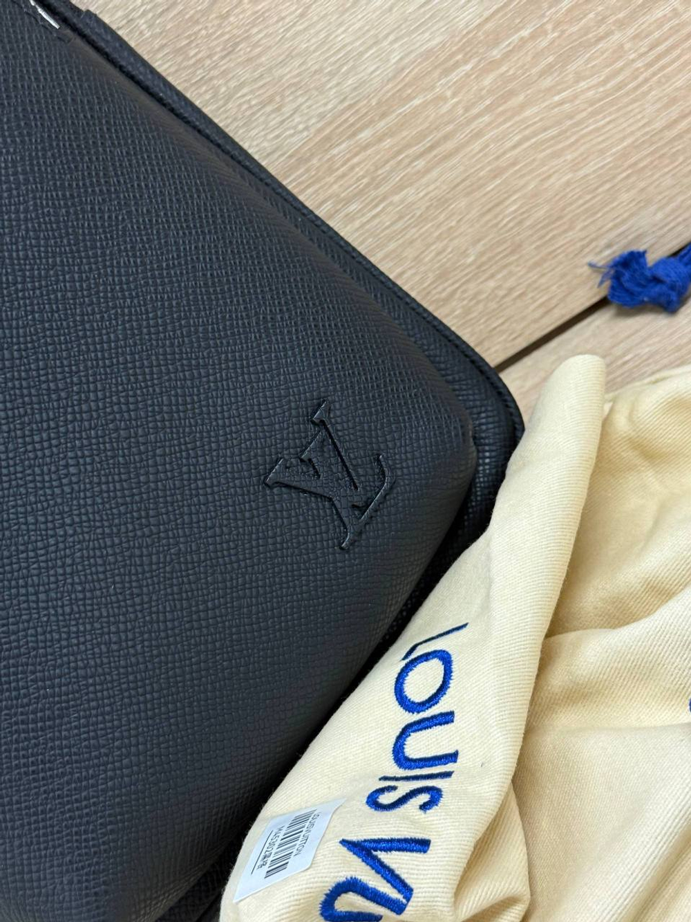 Сумка-слинг Louis Vuitton