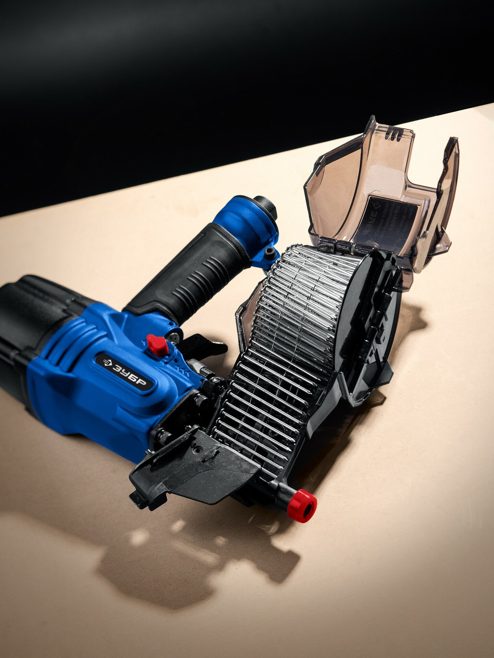 ЗУБР CSN-65, пневматический обшивочный нейлер для барабанных гвоздей ЗУБР CSN (38-65 мм) Профессионал (31922)