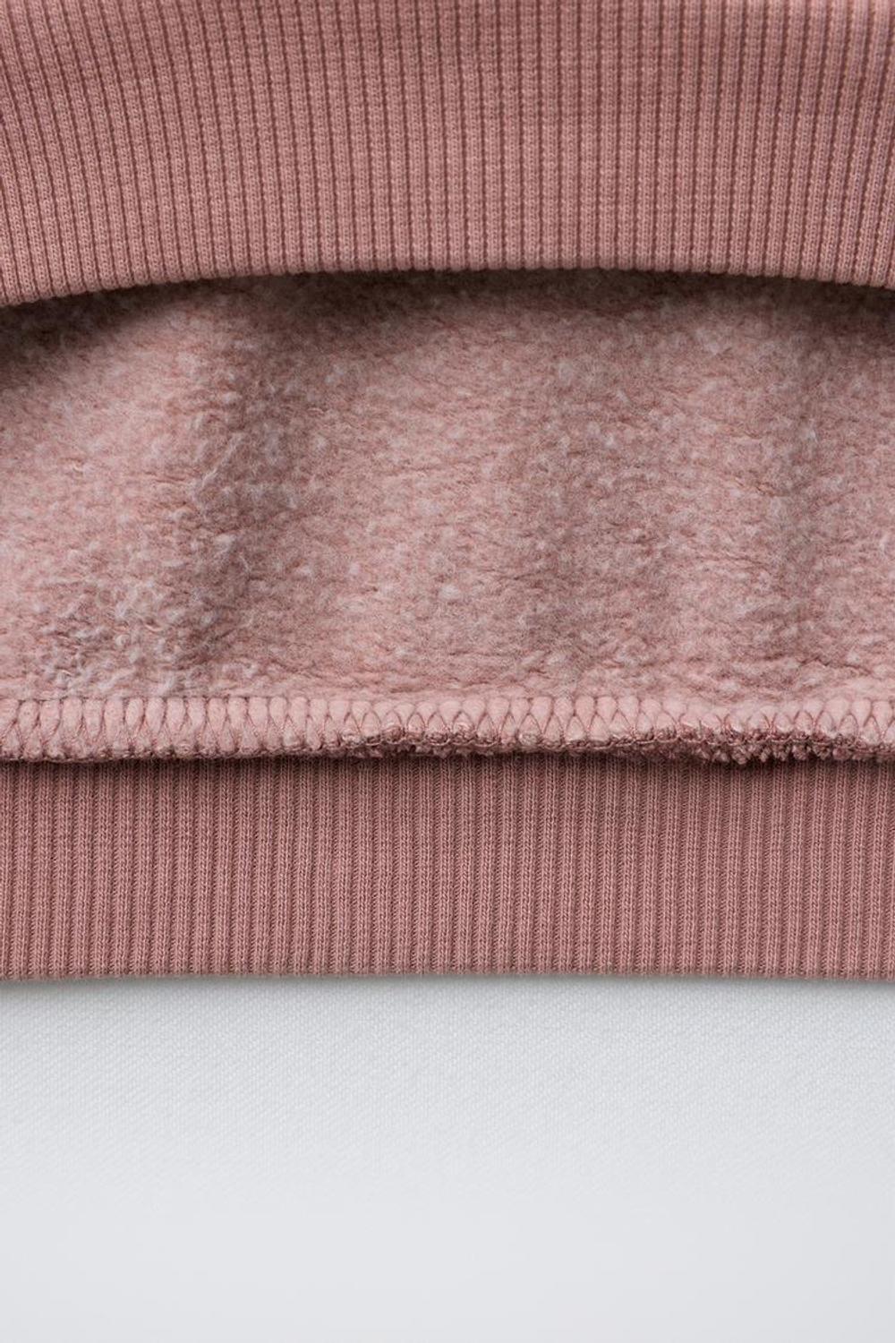 ZARA ТОЛСТОВКА С ТЕКСТОВЫМ ПРИНТОМ, ПУДРОВО-РОЗОВЫЙ