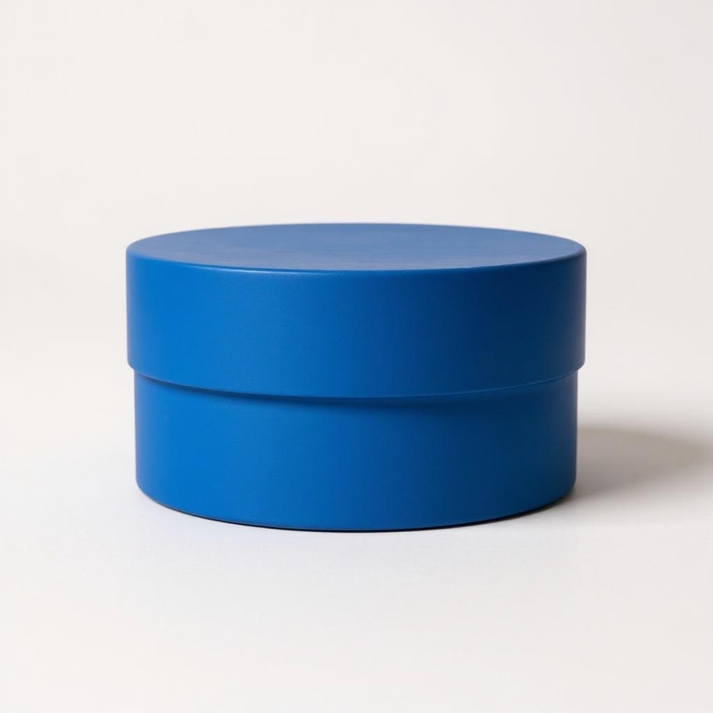 Плотная короткая круглая коробка(без ручек). Цвет: Ярко голубой.