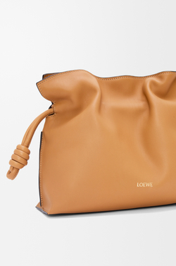 Loewe Сумка-клатч среднего размера Flamenco из телячьей кожи наппа, светло-коричневый