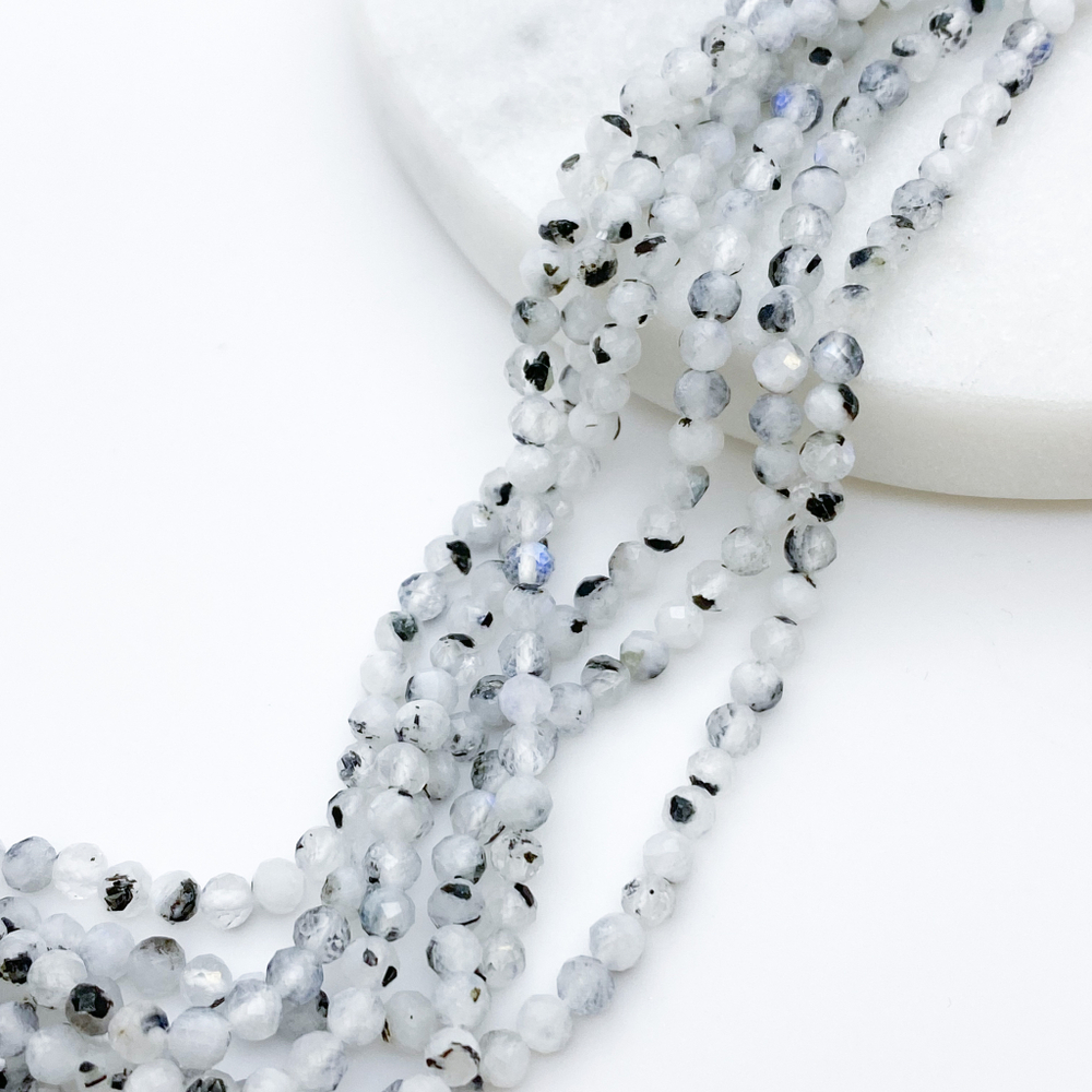 Лунный камень с включениями граненый, размер около 2-2,2 мм, цена за нить 38 см