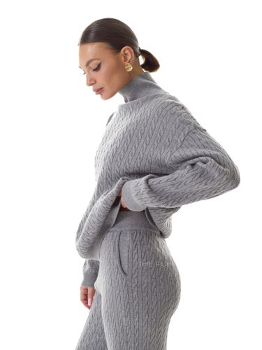 Серый трикотажный костюм в косичку