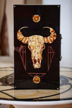 Нарды "Бык" из янтаря и мореного дуба в кейсе