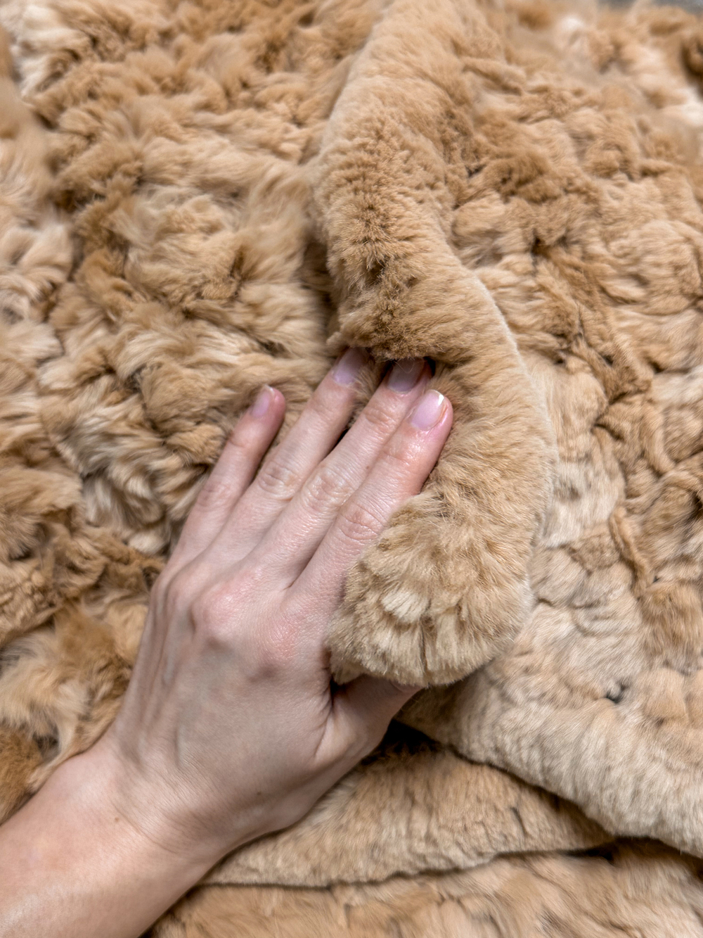 Вязаный плед из натурального меха рекс 240*220 см (бежевый однотонный)