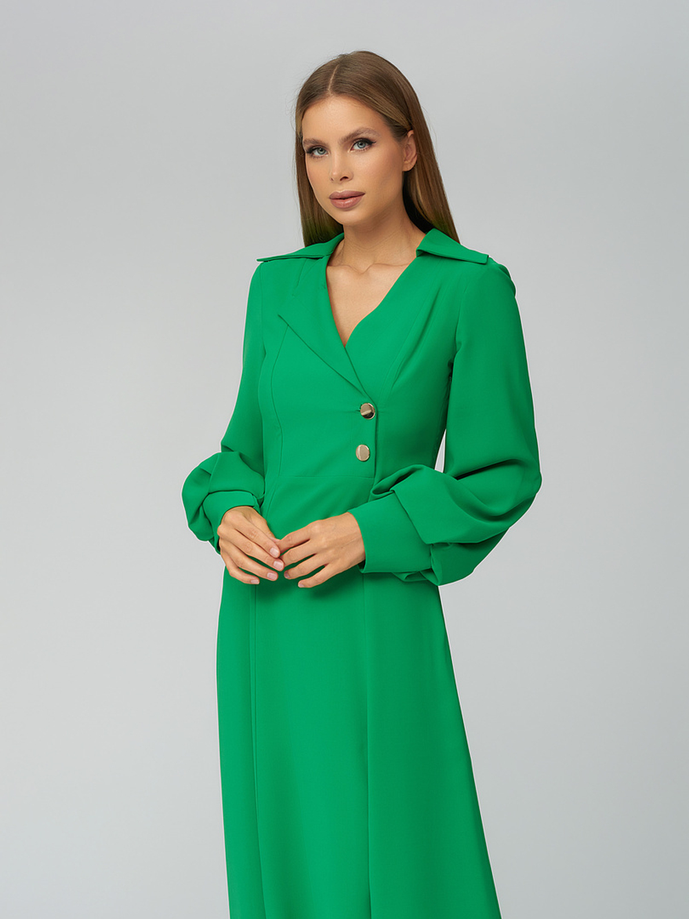 Платье с объемным рукавом и имитацией запаха