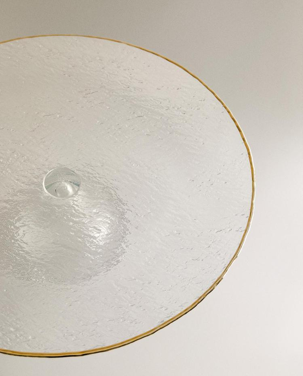 ZARA HOME БЛЮДО ИЗ СТЕКЛА С РЕЛЬЕФНЫМ УЗОРОМ И ЗОЛОТИСТОЙ КРОМКОЙ, ПРОЗРАЧНЫЙ