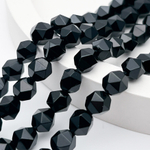 Халцедон тонированный бусины, крупная огранка, цвет черный, размер около 7,5 мм, цена за 12 бусин (1/4 нити)
