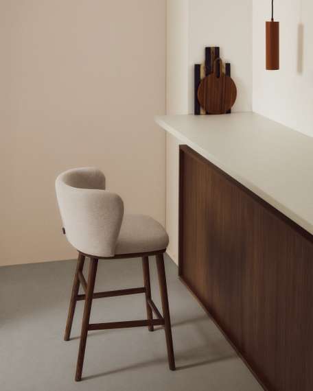 Полубарный стул Ciselia из бежевого шенилла с ножками из ясеня в отделке орех