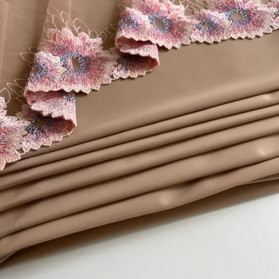 Вышивка на сетке персик/цветы (левая) 18 см